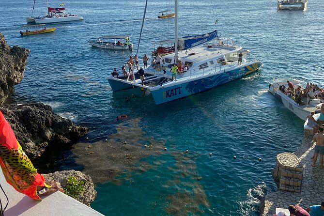 4 Hours Party Boat Catamaran Cruise in Negril - On the catamaran: music, entertainment, and a real party pace