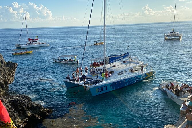 4 Hours Party Boat Catamaran Cruise in Negril - Lunch and open bar, timed for a smooth 4 hours