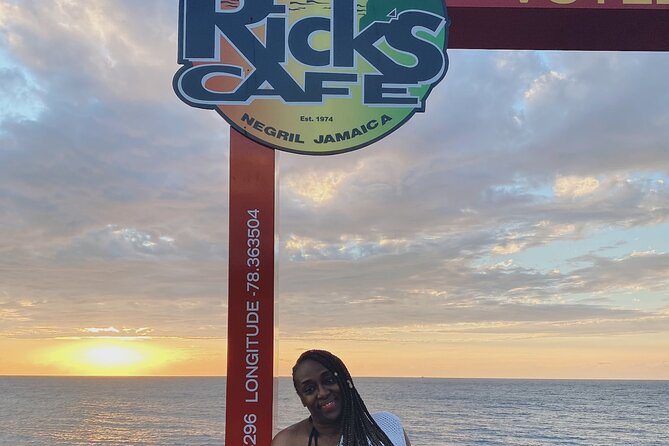 7 Mile Beach and Rick's Cafe Private Tour - Rick’s Café Reggae Sunset and Cliff-Jump Show