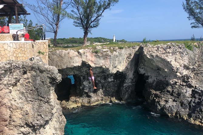 Blue Hole Mineral Springs, Rick's Café, and Shopping Combo Tour - Key Points Worth Filing Away