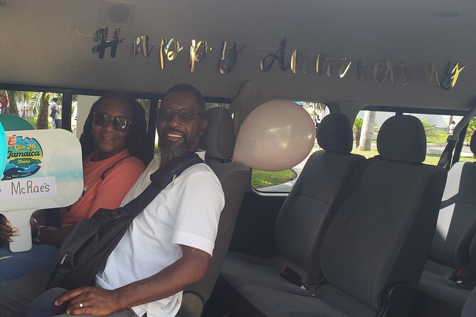 Customized MBJ Airport Transfer to Hotels in Montego Bay - The Celebratory Pickup: Name Sign, Decorations, Red Carpet