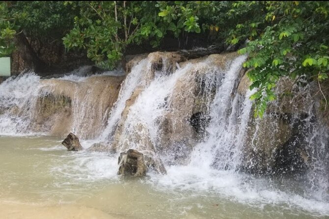 Dunn's River Fall's - Passing Green Grotto Caves: a quick taste before the water fun