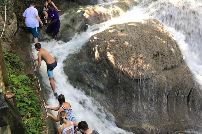 Dunn's River Falls From Montego Bay - The waterfall climb: what your guide is really doing