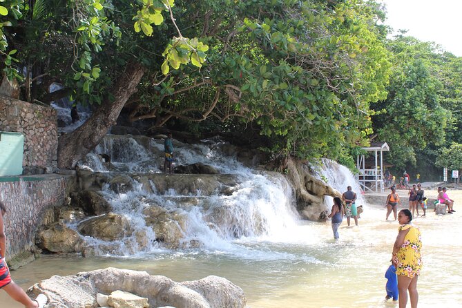 Dunn's River Falls Jamaica/Montego Bay/Falmouth - Shopping in the park: how to enjoy it without getting dragged