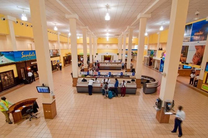 First Class Lounge, Fast Track & Round Trip Private Airport Transport Package - The Departure Lounge at Club Mobay: Snacks, Wi-Fi, Showers, and Quiet Space