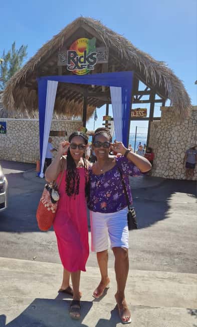 From Montego Bay: Negril Day Trip and Rick's Café Sunset - Negril’s Seven Mile Beach: time to lounge, swim, and snack