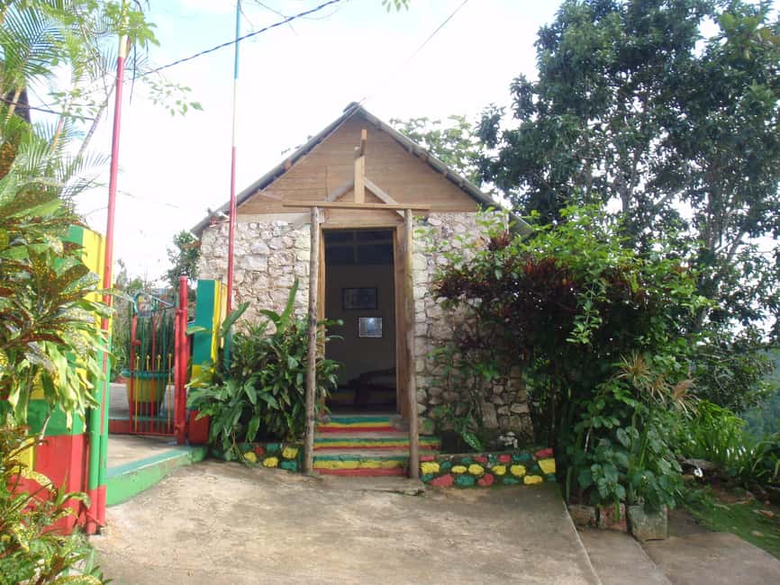 From Montego Bay: The Bob Marley Guided Tour of Nine Mile - On the road: air-conditioned comfort and real countryside