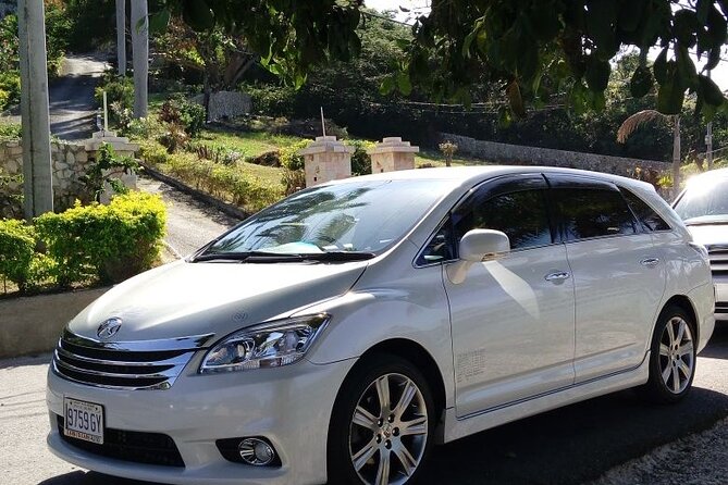 Kingston Airport Transfers to Runaway Bay - Driver service that focuses on comfort and helpful guidance