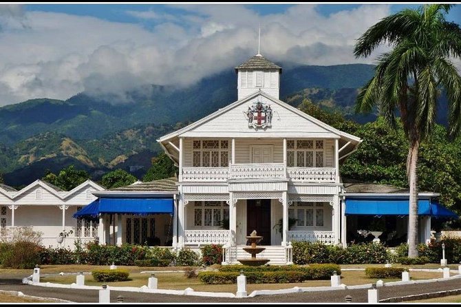 Kingston City Tour - Downtown Kingston drive: architecture, markets, courts, and major churches