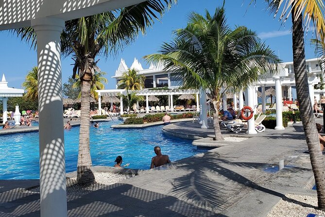 Montego Bay Airport Ja (MBJ) to Hotels in Montego Bay or Falmouth - What you get in the car: comfort, WiFi, and helpful drivers