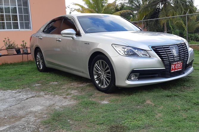 Montego Bay Airport Transfers to Negril Hotels - The Airport Welcome: Sign, Lounge Pickup, and Luggage Help