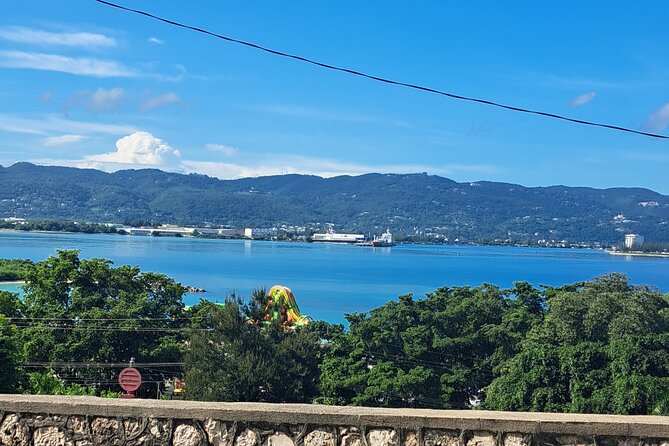 MONTEGO BAY City Highlights Tour - Westgate Hills and Ironshore: seeing everyday housing up close
