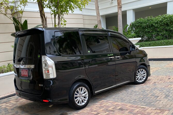 Montego Bay to Ocho Rios Hotels Private Transfer - Finding Your Driver at Sangster Intl Airport Without Stress