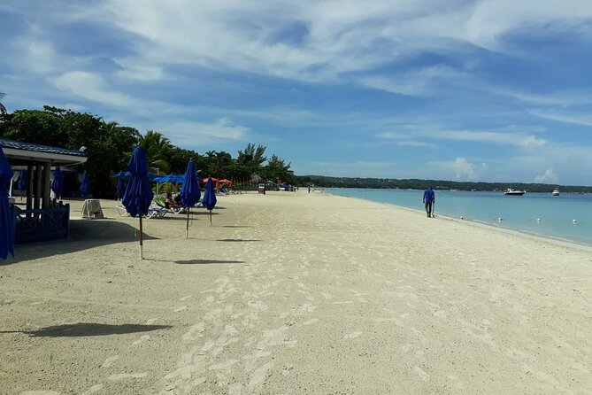 Negril 7 Miles Beach and Rick's Cafe Tour - Rick’s Café: Cliff Views, Live Music, and the 35-Foot Show
