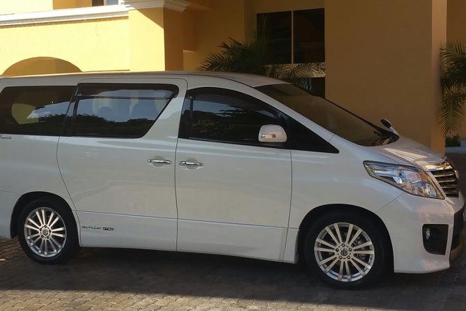 Negril Private Airport Transfers from Montego Bay Airport - The pickup moment at Sangster International Airport (MBJ)