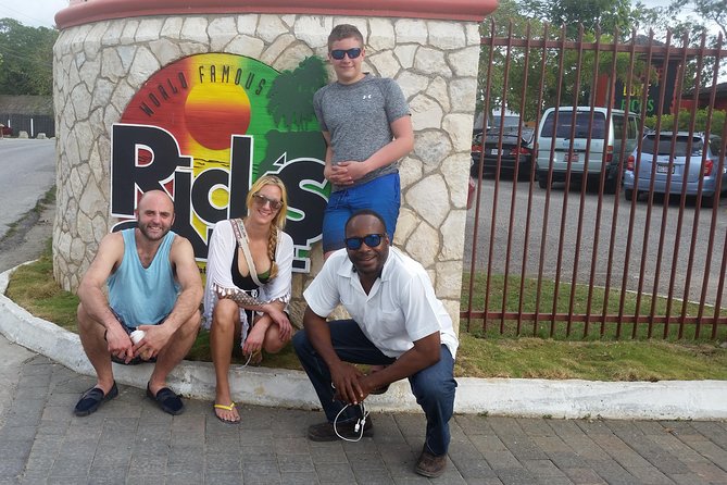 Negril Seven Miles Beach Day and Rick's Cafe Sunset Private Tour - Stop 3: Rick’s Cafe sunset, cliff jumpers, and the best seat for the ocean