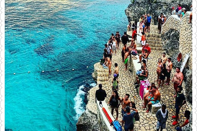 Negril Seven Miles Beach & Rick's Cafe - Rick’s Cafe: cliff divers from the bar area, with entry included