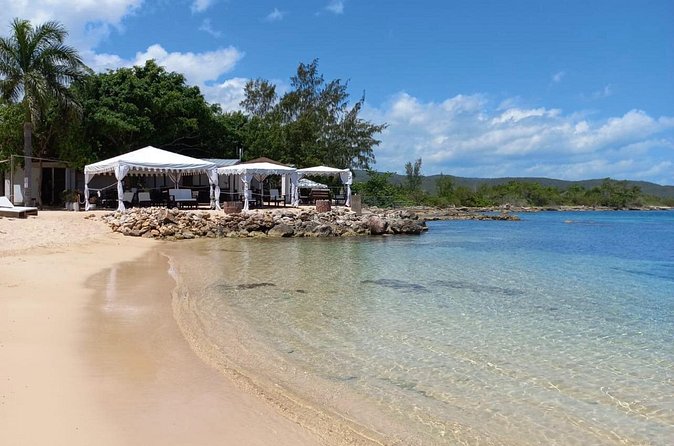 Ocho Rios: Bamboo Beach Club VIP Access with Lunch and Cocktails - The shopping stop: a bonus, not the mission