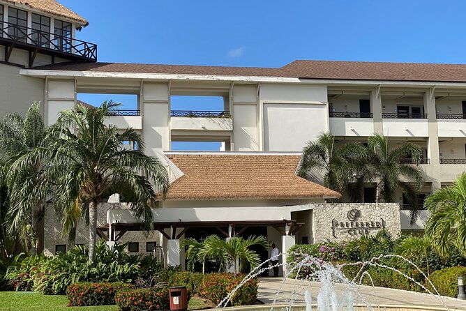 Private Airport Transfer to Secrets Resort Montego Bay - Luggage Help and Group Size Up to 10 Passengers