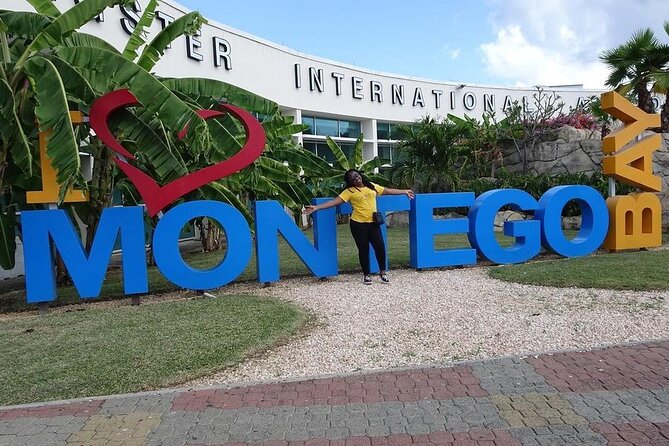 Private Airport Transfers To Negril Hotels and Villas - The Ride: Air-Conditioned Comfort, WiFi, and Free Drinks