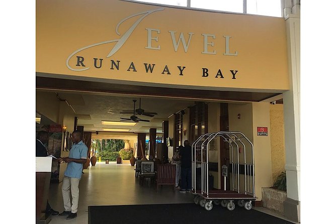 Private Roundtrip Airport Transfer to Resorts in Runaway Bay - Logistics That Help You Have a Smooth Ride