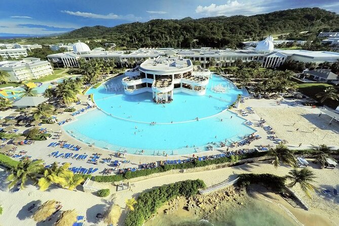 Private Transfer from MBJ Airport to Grand Palladium Hotel - A Fast, Comfortable Airport-to-Lucea Start