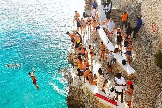 SUNSET PARTY CRUISE Rick's Cafe Ocean Coral / Eden Bay Guests - Catamaran Comfort and Group Size: Lively, Not Chaos